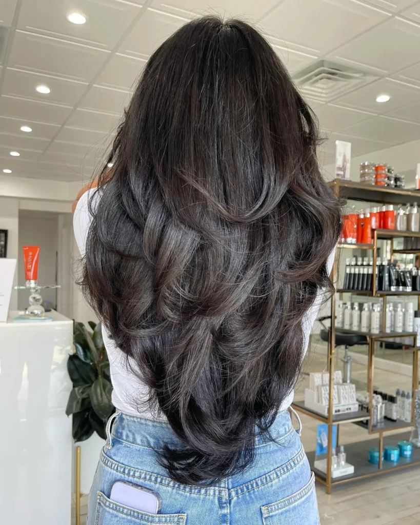 Voluminous V-Shaped Layers