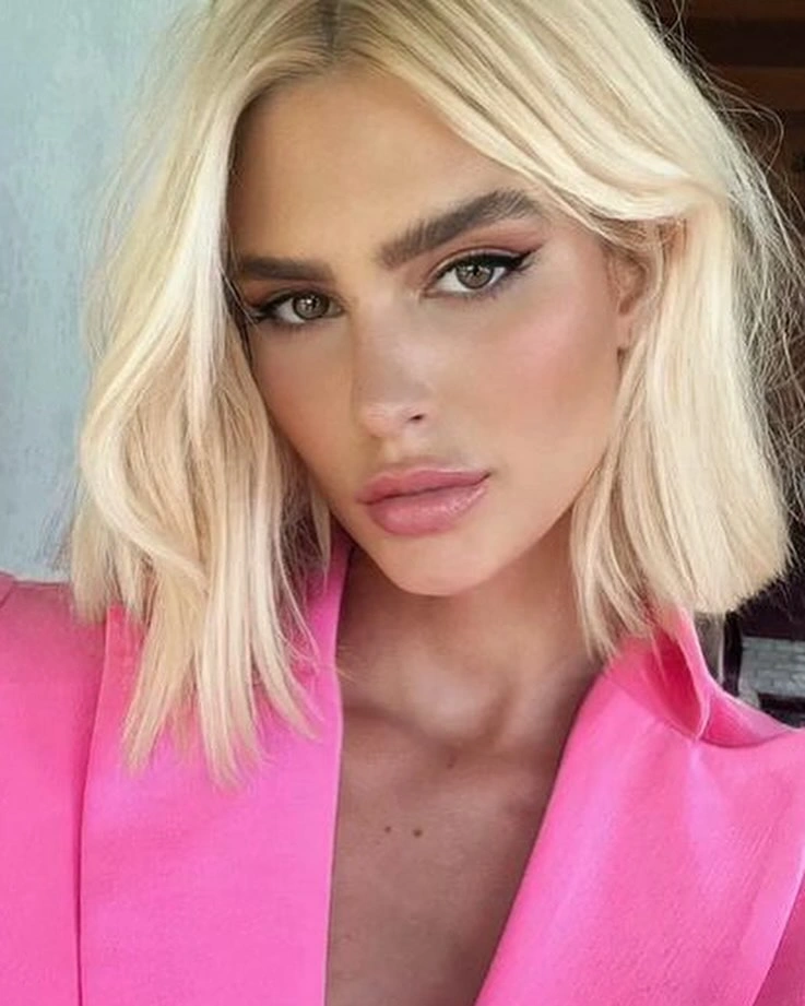 Bright Blonde Blunt Lob with Soft Middle Part and Subtle Wave